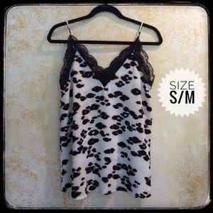 ❤️3/$15❤️ NWT! Entro lace edged animal print top